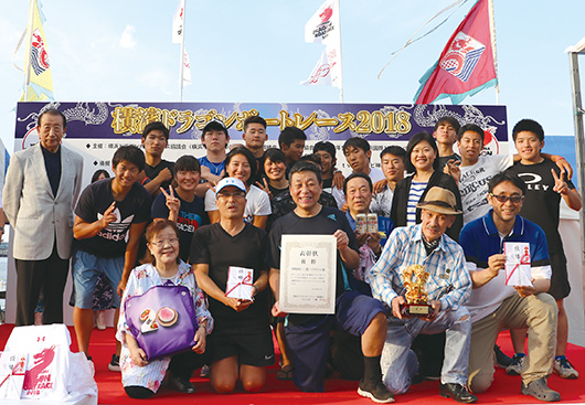 表彰式後に香港カップ優勝チームと記念撮影をする翁佩雯（シェーリー・ヨン）首席代表（写真・後列右から4人目）