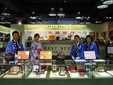 香港の新店舗にて商品を展示するBest Buy Asia Pacific Ltd.の社長　合田輝氏（左）