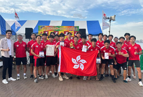The Deputy Hong Kong Economic and Trade Representative (Tokyo), Mr Leo Tze (first left), and the winning team of Hong Kong Cup - Hong Kong China Dragon Boat Association