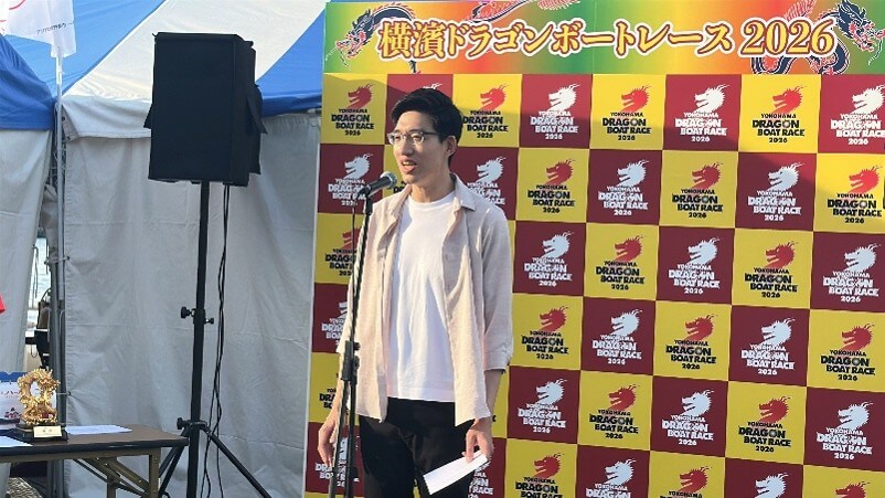 Mr Leo Tze speaks at the trophy presentation ceremony
