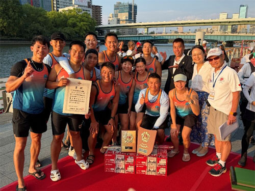 Members of Woof DRAGON, the first prize winner of the Hong Kong Cup, with Principal Representative Gillian Lam (second from right) and Shin Hasegawa, Chairman of the Japan Dragon Boat Association (first from left next to Principal Representative Lam)