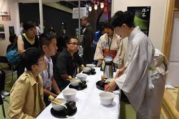 来場者に日本の茶道を紹介するコーナーも