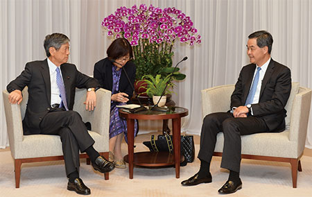 日本香港友好議員連盟の高村正彦会長（写真・左）と会談する梁振英（CY・リョン）行政長官