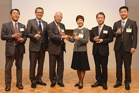 金沢でのセミナーで乾杯する黄碧兒（サリー・ウォン）首席代表、金沢商工会議所の蚊谷八郎副会頭とその他の講演者