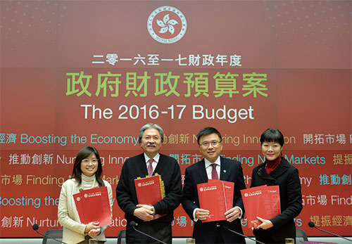 2016～17年度政府予算案の発表後、 記者会見を行った曾俊華（ジョン･ツァン）財政長官（写真・左から2人目）