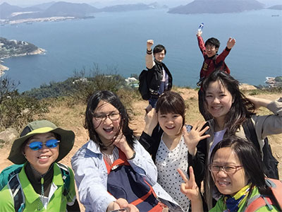 自然豊かな香港でハイキングを楽しむ学生大使 