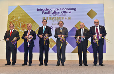 インフラ融資促進弁公室設立記念式典に出席した曾俊華（ジョン・ツァン）財政長官（写真・右から3人目）と陳徳霖（ノーマン・チャン）香港金融管理局総裁（左から3人目）