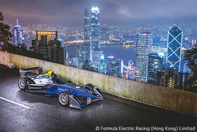 10月開催の「香港ePrix」では、最高時速225㎞に達するフォーミュラEのレーシングカーが香港の摩天楼を望む市街地コースを疾走する
