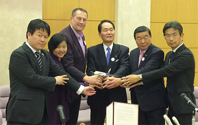 浜田恵造香川県知事（写真・右から3人目）と香港エクスプレス航空のアンドリュー・コーエン最高経営責任者（左から3人目）が協定書に署名をした締結式には、翁佩雯（シェーリー・ヨン）首席代表（左から2人目）も出席