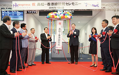 就航記念セレモニーには、香港経済貿易代表部から姜梁詠怡（ウィニー・カン）代表（写真・右から3人目）が出席