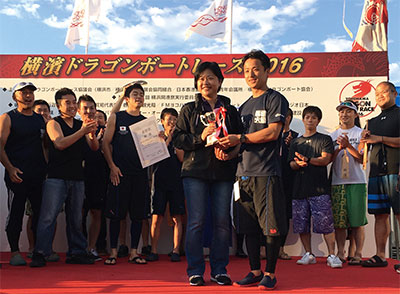 表彰式で「香港カップ」レースのチャンピオンに、優勝カップを授与する翁佩雯（シェーリー・ヨン）首席代表
