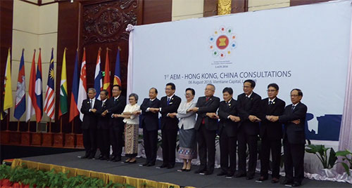 同じく8月にラオスで開催された第1回中国香港−ASEAN経済閣僚会議に出席する蘇錦樑（グレゴリー・ソー）商務経済発展長官（写真・左から6人目）