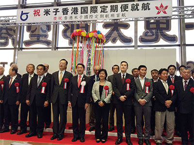香港－鳥取定期便の就航記念式典に出席する翁佩雯（シェーリー・ヨン）首席代表（写真・前列右から5人目）。左隣は平井伸治鳥取県知事