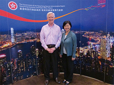 AYO芸術監督・指揮者のリチャード・パンチャス氏（写真・左）と香港経済貿易代表部の翁佩雯（シェーリー・ヨン）首席代表