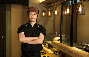 大阪の串かつ専門店「串かつじゃんじゃん」は、昨年香港で事業を開始した日本企業のうちの一社。写真は総料理長の猜山英樹氏