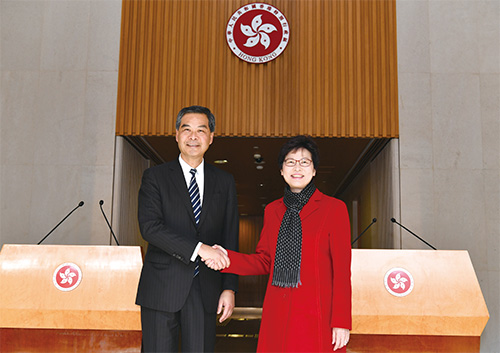 梁振英（CY・リョン）行政長官（写真・左）と林鄭月娥（キャリー・ラム）次期行政長官