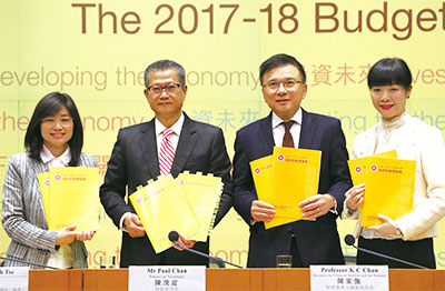 2017～18年度政府予算案発表後に行われた記者会見での陳茂波（ポール・チャン）財政長官（写真・左から2人目）