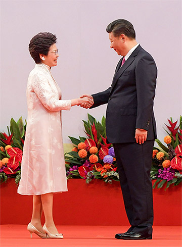 就任式典で握手を交わす習近平国家主席（写真・右）と林鄭月娥（キャリー・ラム）行政長官