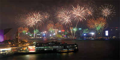 7月1日、香港特別行政区設立20周年を祝って、盛大な花火の打ち上げが行われた