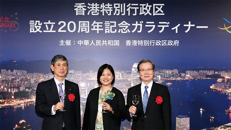 7月5日に都内のホテルで行われたガラディナーで乾杯する翁佩雯 （シェーリー・ヨン）首席代表（写真・中央）、程永華駐日中国大使 （右）と日本香港友好議員連盟の高村正彦会長