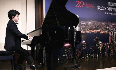 席上では、香港の音楽家による演奏も。数々の受賞歴を誇る若きピアニスト、アリスト・シャム氏は美しいメロディの2曲を披露