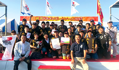 翁佩雯（シェーリー・ヨン）首席代表（写真・前列左から4人目）と優勝チーム