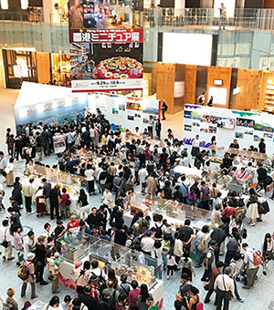 KITTE1階アトリウムで開催された「香港ミニチュア展」。連日、多くの来場者で賑わった。