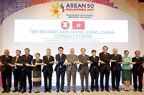 ASEAN 経済大臣との会議で共同議長を務めた邱長官（左から6人目）