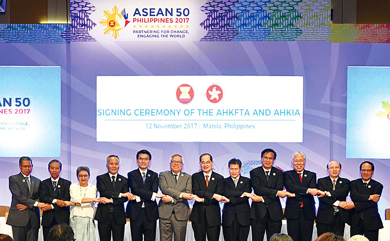 邱騰華（エドワード・ヤウ）商務経済発展長官（写真・左から5人目）、ASEAN加盟各国の経済相とともに協定に調印