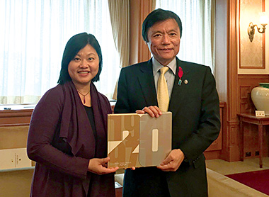 福岡県の小川洋知事（写真・右）を表敬訪問