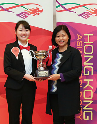 翁佩雯（シェーリー・ヨン）首席代表（写真・右）から優勝者の本田諭美さんに香港杯を授与