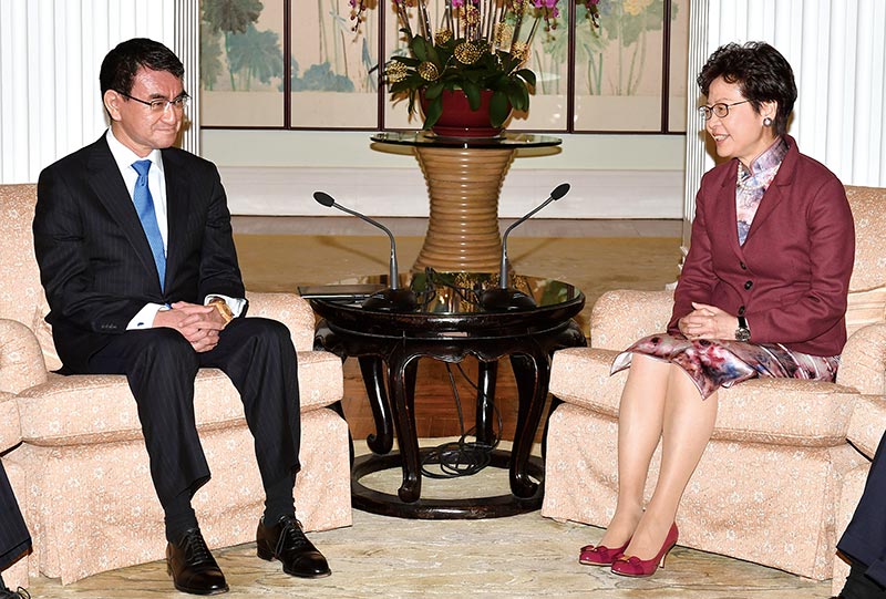 河野太郎外務大臣（写真・左）と会談する林鄭月娥（キャリー・ラム）行政長官