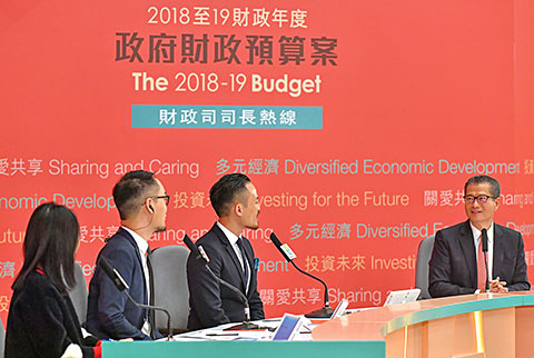 2018～19年度政府予算案に関するラジオ番組に出演する陳茂波（ポール・チャン）財政長官（写真・右）