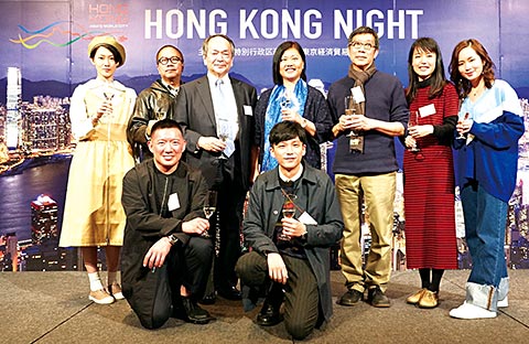 レセプションでの翁佩雯（シェーリー・ヨン）首席代表（写真・後列中央）。香港から作品ゲストが多数出席