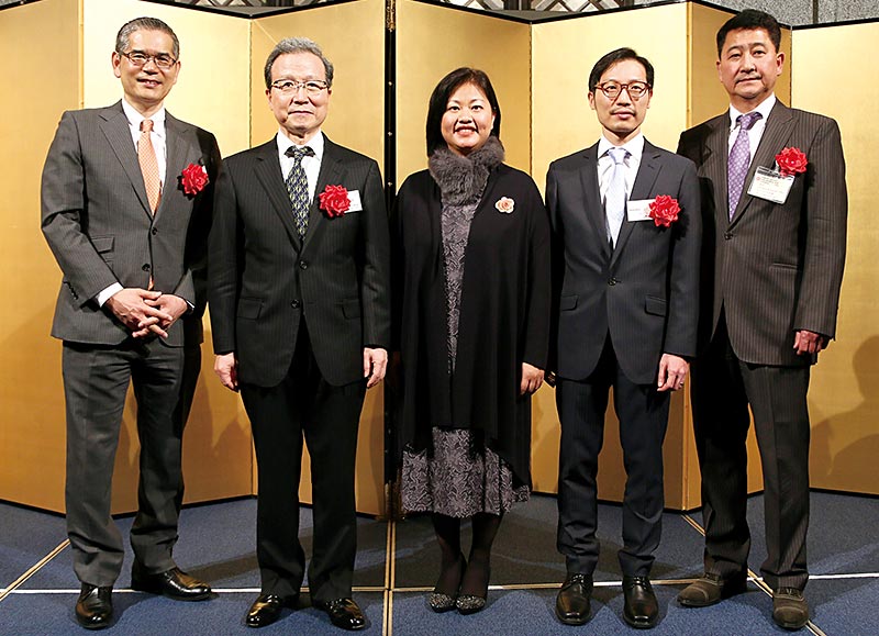 2月28日に行われた「香港春節レセプション」で、他のゲストと記念撮影する翁佩雯（シェーリー・ヨン）首席代表（写真・中央）
