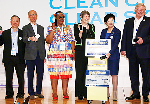 「きれいな空と都市 東京フォーラム」に参加した黄錦星（ウォン・カムシン）環境長官（写真・左から2人目）