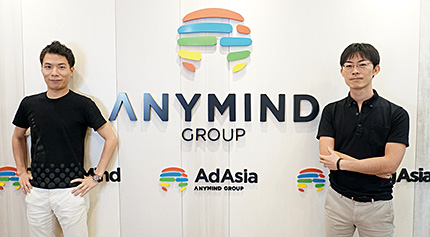 AnyMind 香港事務所にて　共同創業者兼CEO十河宏輔氏（左）と共同創業者兼COO小堤音彦氏（右）