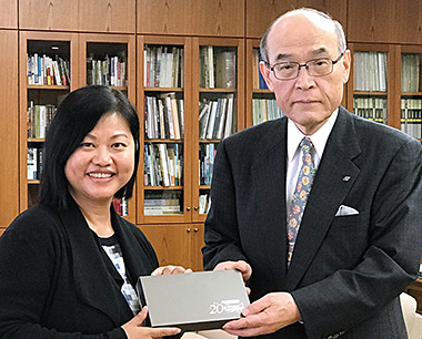 石川県の谷本正憲知事（写真・右）を表敬訪問した翁首席代