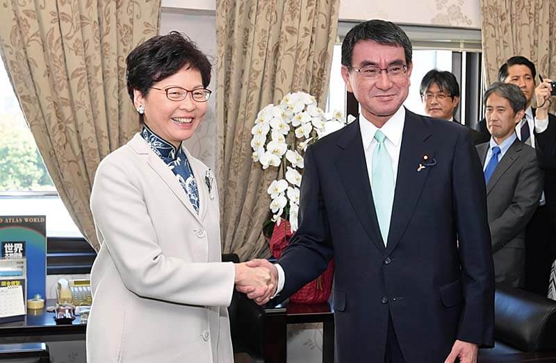 会談で、河野太郎外務大臣（写真・右）と握手する林鄭月娥（キャリー・ラム）行政長官　