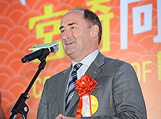 8月27日の宮崎県香港事務所の開所式典にて祝辞を述べる投資推進局局長 サイモン・ガルピン