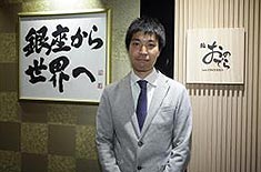 ケータリング・サービス企業の株式会社LEOCの子会社である株式会社LEOCグローバルアジア(LGA)は、本日(6月13日)香港で高級寿司と鉄板焼きのレストランを開店致しました。写真:株式会社LEOCグローバルアジア役員 加藤順氏、レストランにて撮影