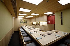 上環に開店した35席のレストランは同社のレストランブランドの二つ「鮨銀座おのでら」と「鉄板焼銀座すみかわ」を併せ持つレストランで、グルメなお客様に最高級の料理を提供致します。写真:鮨銀座おのでら