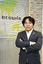 輻射式(放射式)冷暖房システムの設計および製造を手掛ける株式会社エコファクトリー(本社:熊本)は、大規模な建設プロジェクトにおけるエコ換気システム納入に向け、香港およびアジアの大手企業と積極的に商談を進めています。写真は同社の創業者である村上尊宣氏。