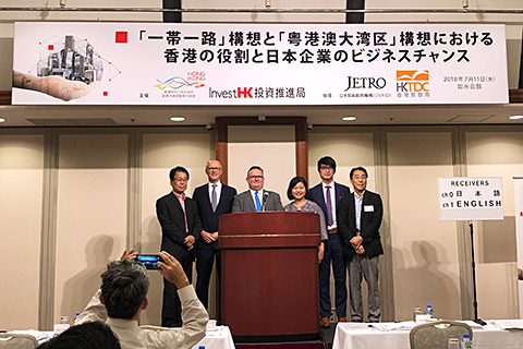 7月11日に東京で開催されたセミナーで他のスピーカーと記念撮影する駐東京経済貿易代表部シェーリー・ヨン首席代表（中央右）と投資推進局スティーブン・フィリップス局長（中央左）