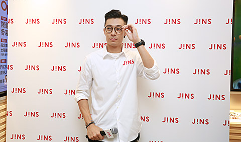 香港で人気のシンガーソングライター、周柏豪（Chau Pak Ho）氏をゲストに迎え、JINS香港apm店のオープニングイベントを開催。