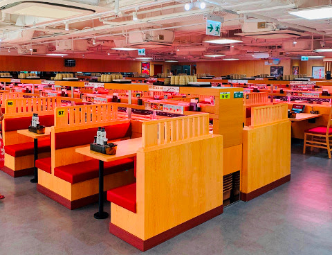 本日（8月13日）、日本の有名回転寿司レストランチェーンのスシローがMTR佐敦（ジョーダン）駅近くの商業ビルに香港1号店をオープンしました