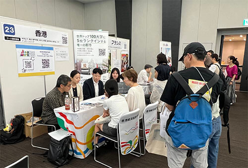 ブースで来場者の相談を受けるスタッフ
