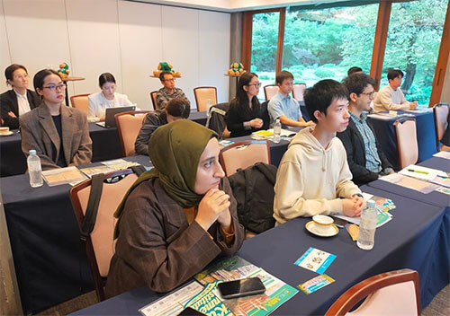 多国籍かつ多様な背景を持つ学生や社会人が説明に聞き入った